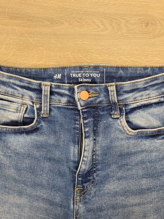 Jeansy damskie z hm, true to you, skinny, z poszarpanymi nogawkami
