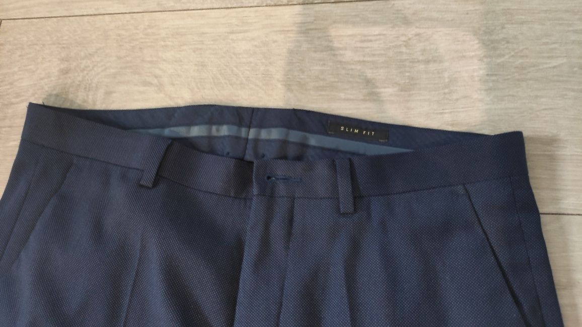 Męski granatowy garnitur Reserved 48-50, slim fit.