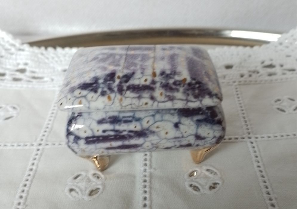 Caixa em porcelana pintada à mão