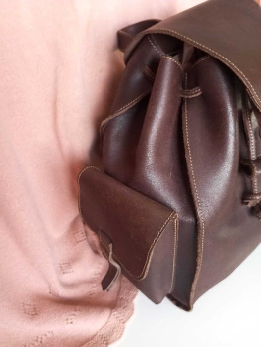 Mochila artesanal, em couro genuíno