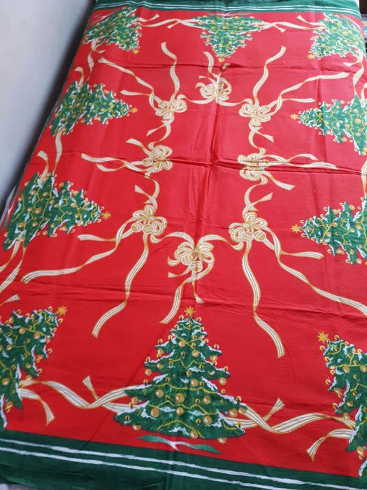 ozdobny obrus świąteczny z choinkami