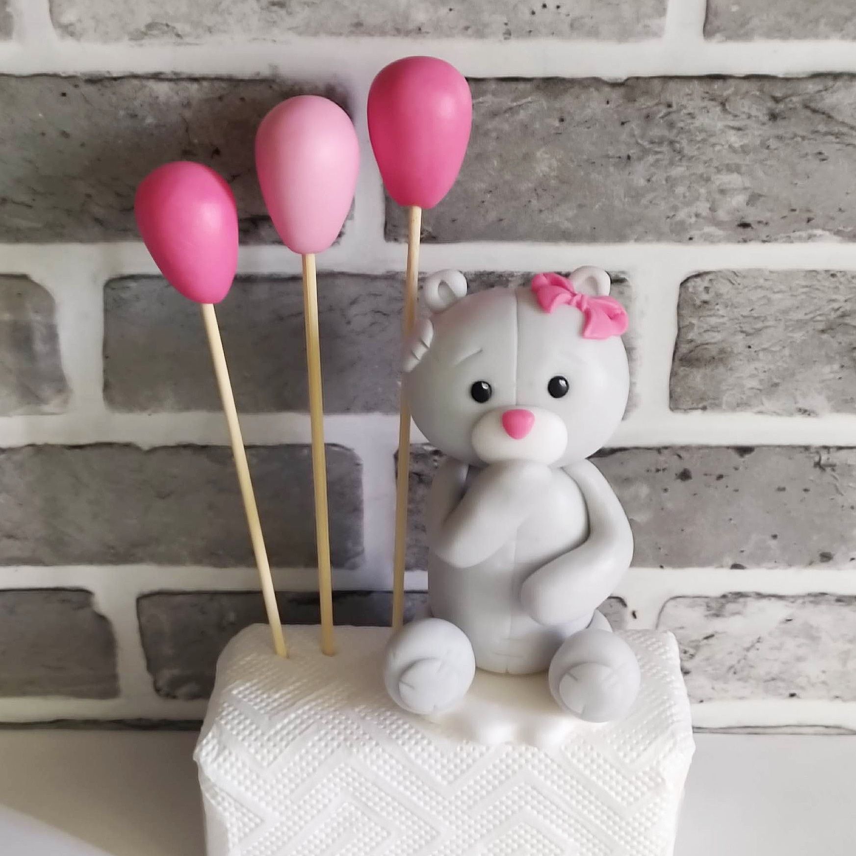 Miś z balonami z masy cukrowej na tort szary dla dziewczynki