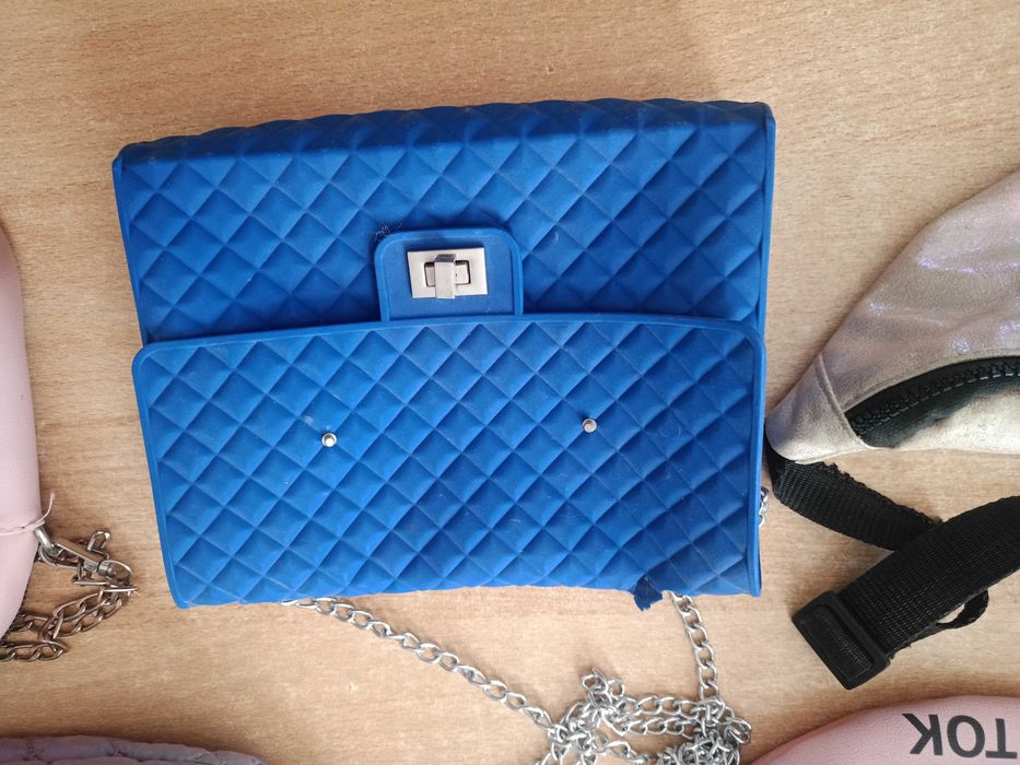 Женские сумки,бананки.Фасоны цвета и цены разные.Состояние отличное!