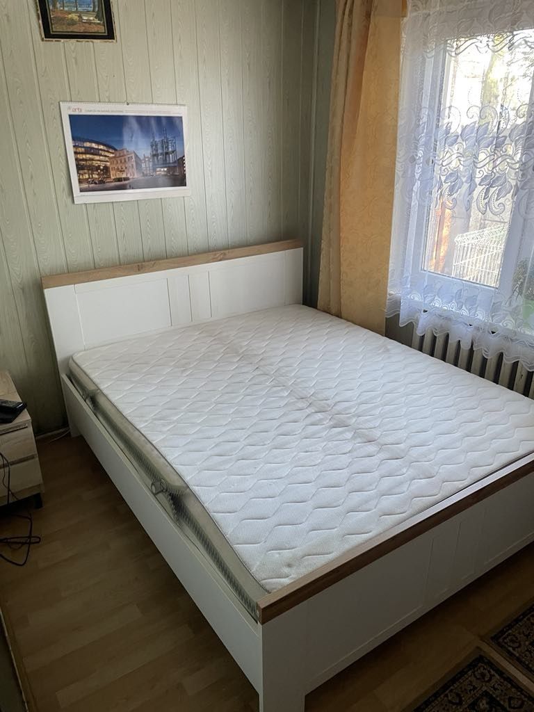 Łóżko z materacem