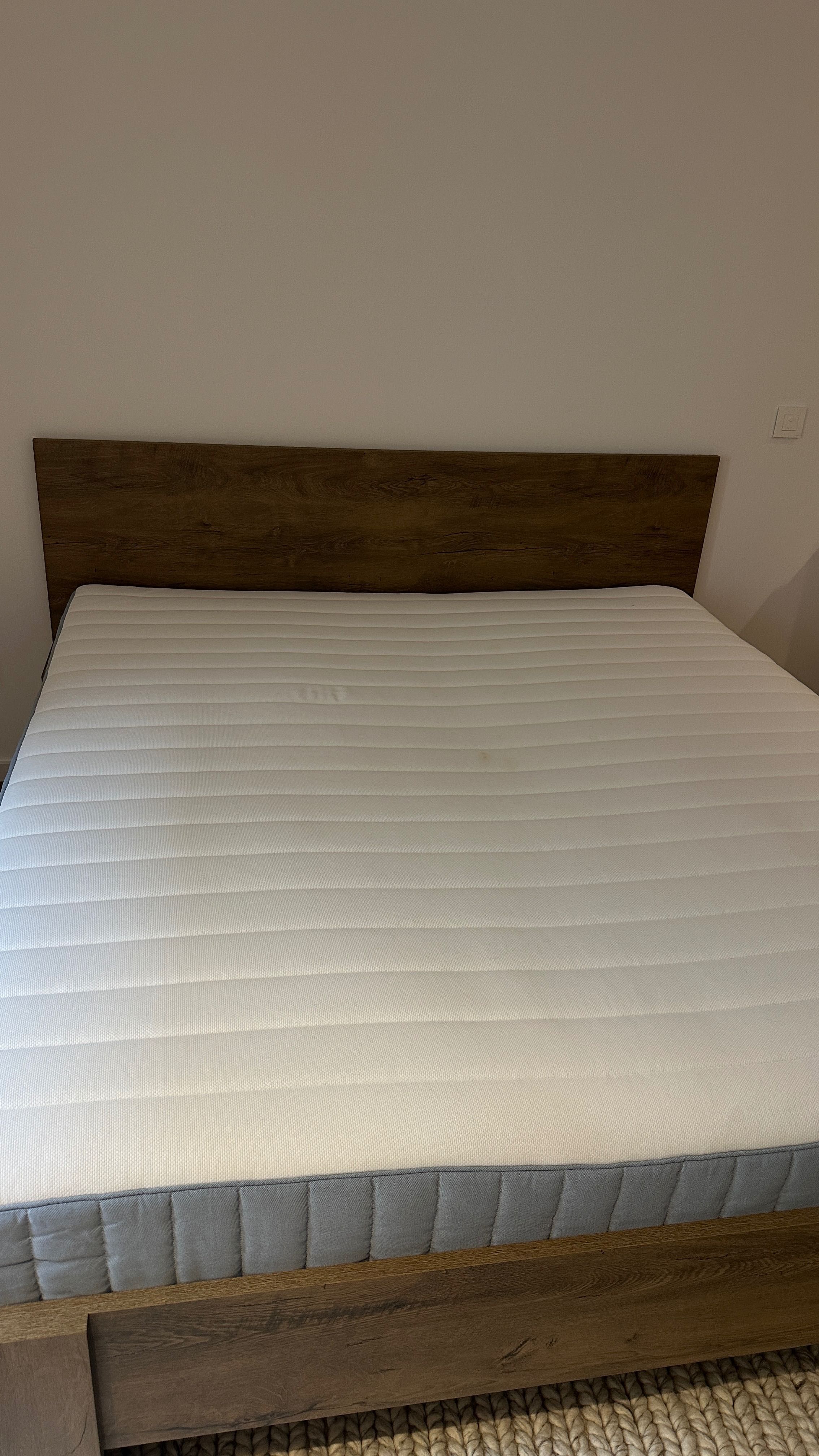 Cama de Casal em Madeira Maciça + Colchão – Sofisticação e Conforto