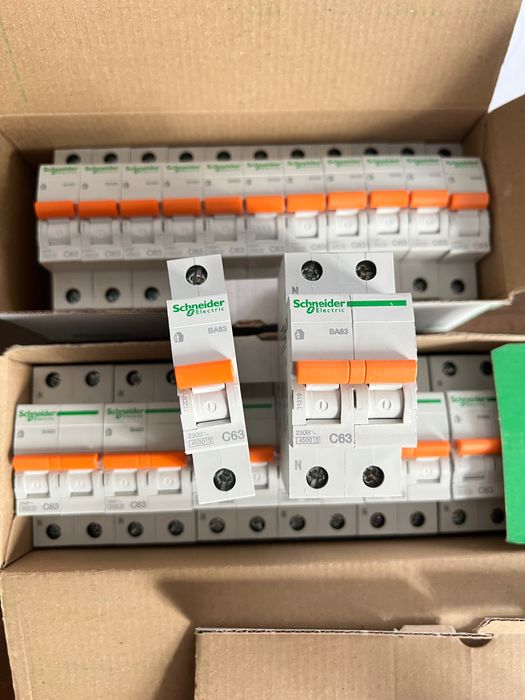 Авт. вимикач Schneider Electric ВА63 3Р С50 А 4,5 кА 11228 є інші