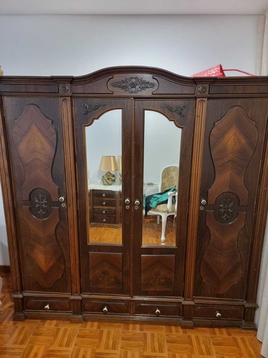 Roupeiro / Mesas Cabeceira / Cama