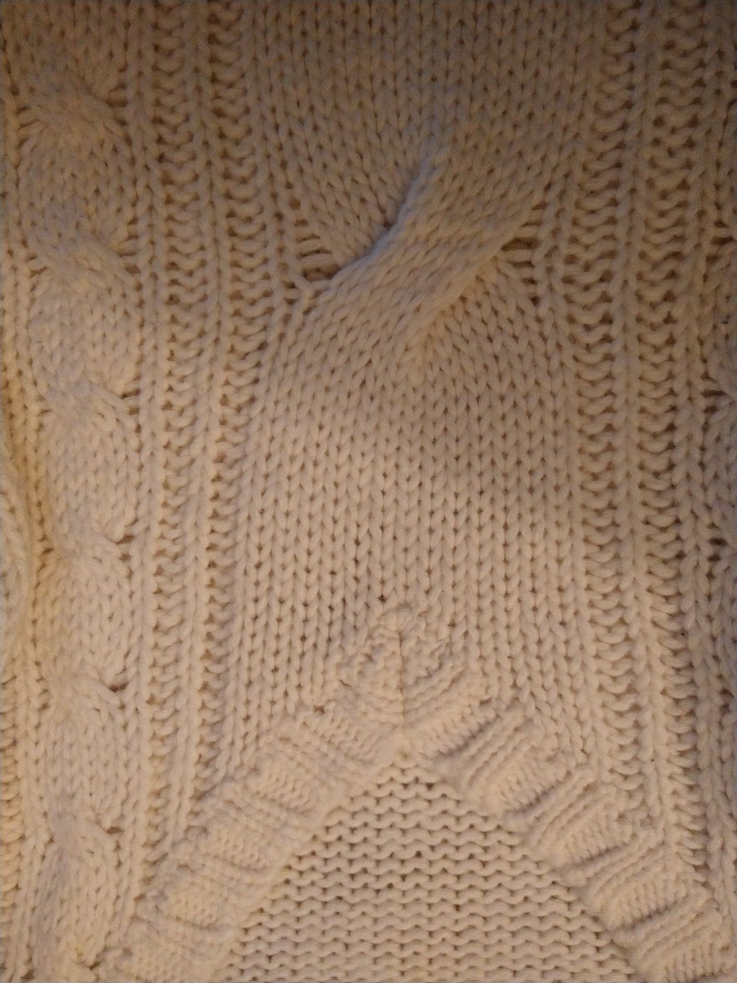 Sweter z dekoltem w serek,