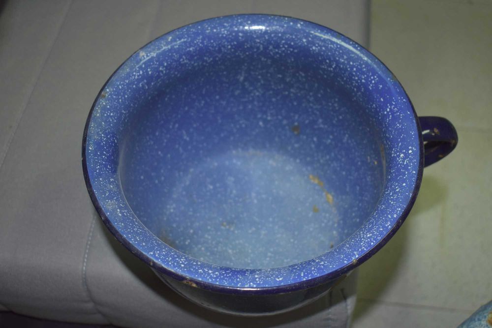 Penico vintage em esmalte azul – padrão salpicado