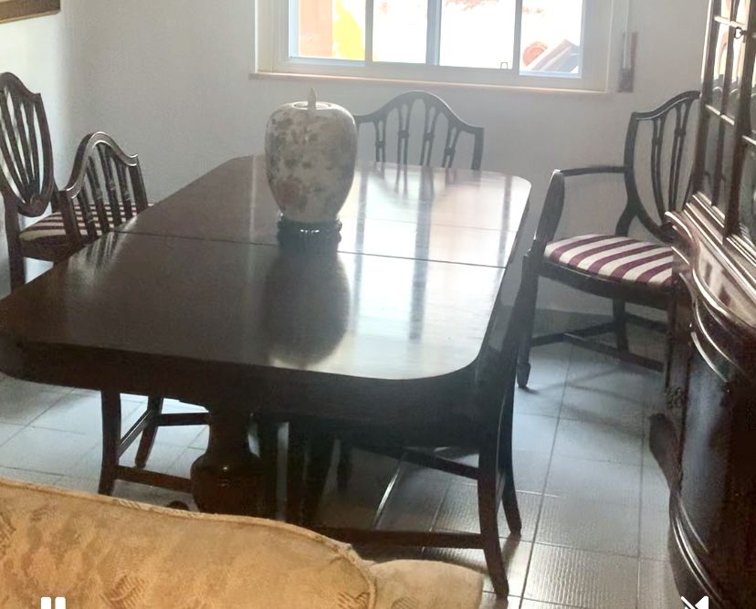 Mesa de madeira escura ,  oval extensivel