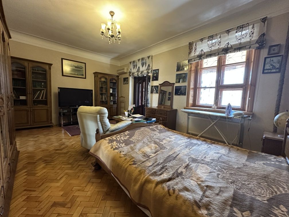 Продам 3х к. кв. сталинку, с гаражом, ул. Декабристов, городок Сказка