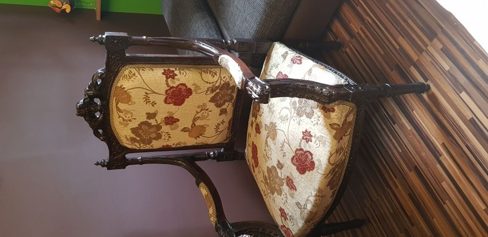 Stary, rzeźbiony fotel