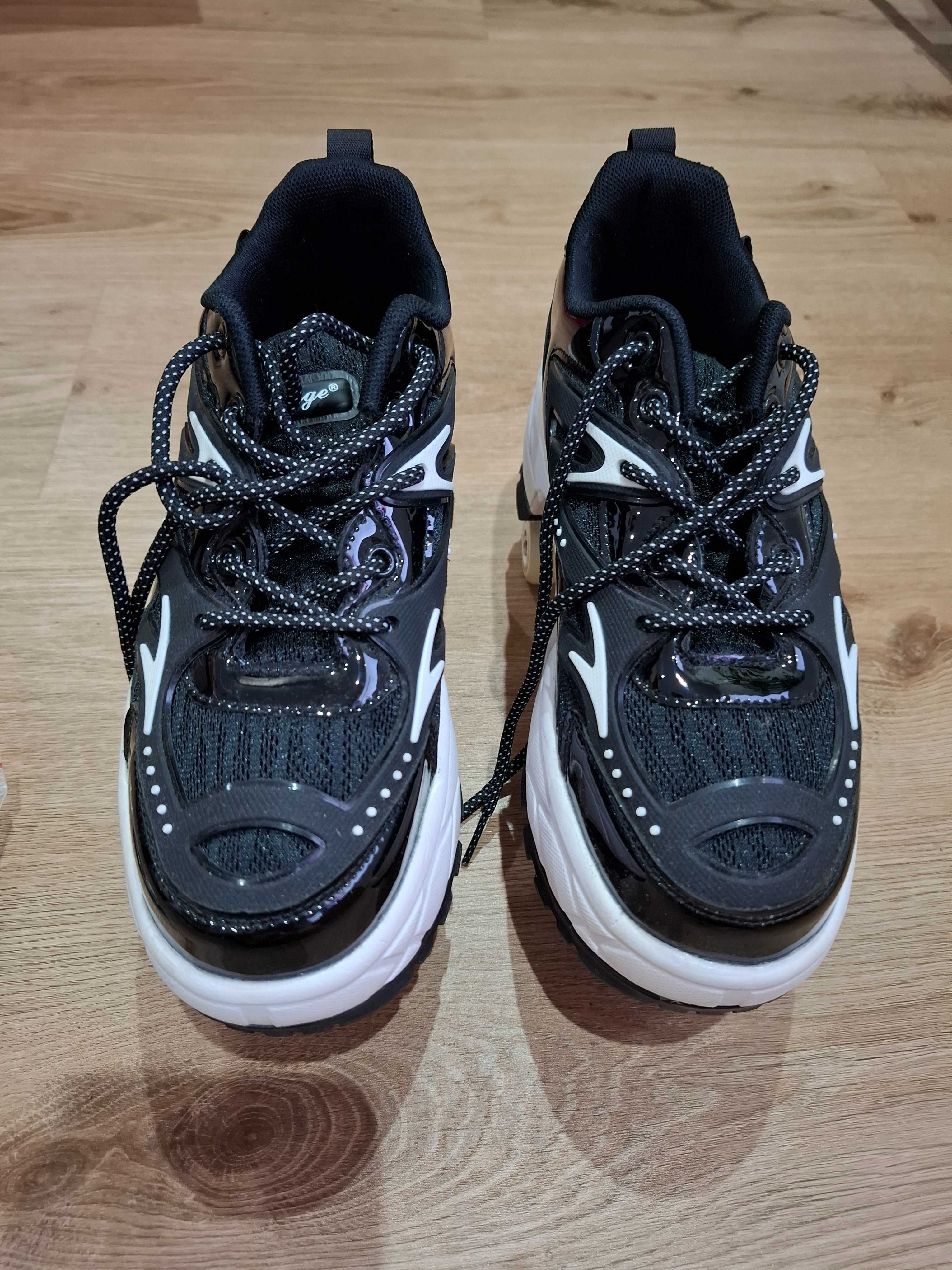 Wrotko- buty czarno białe