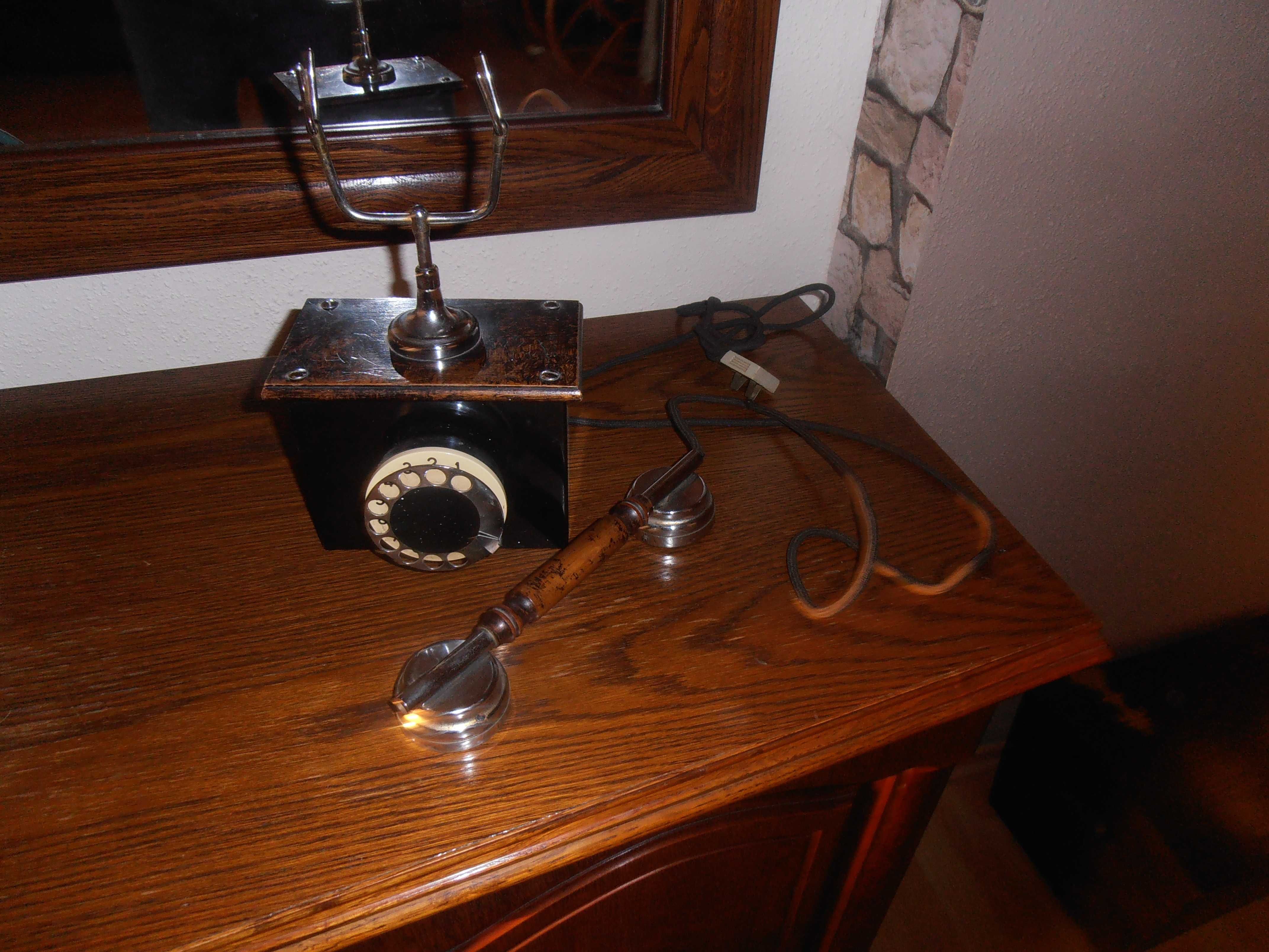 Stary zabytkowy telefon