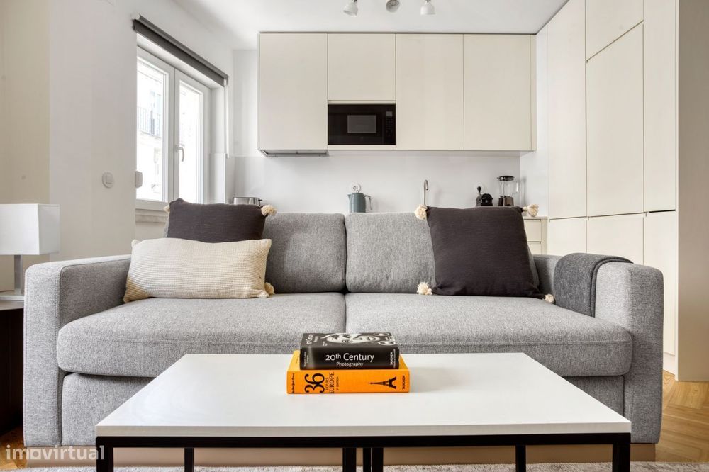 Furnished Apartment with balcony and parking in Lapa