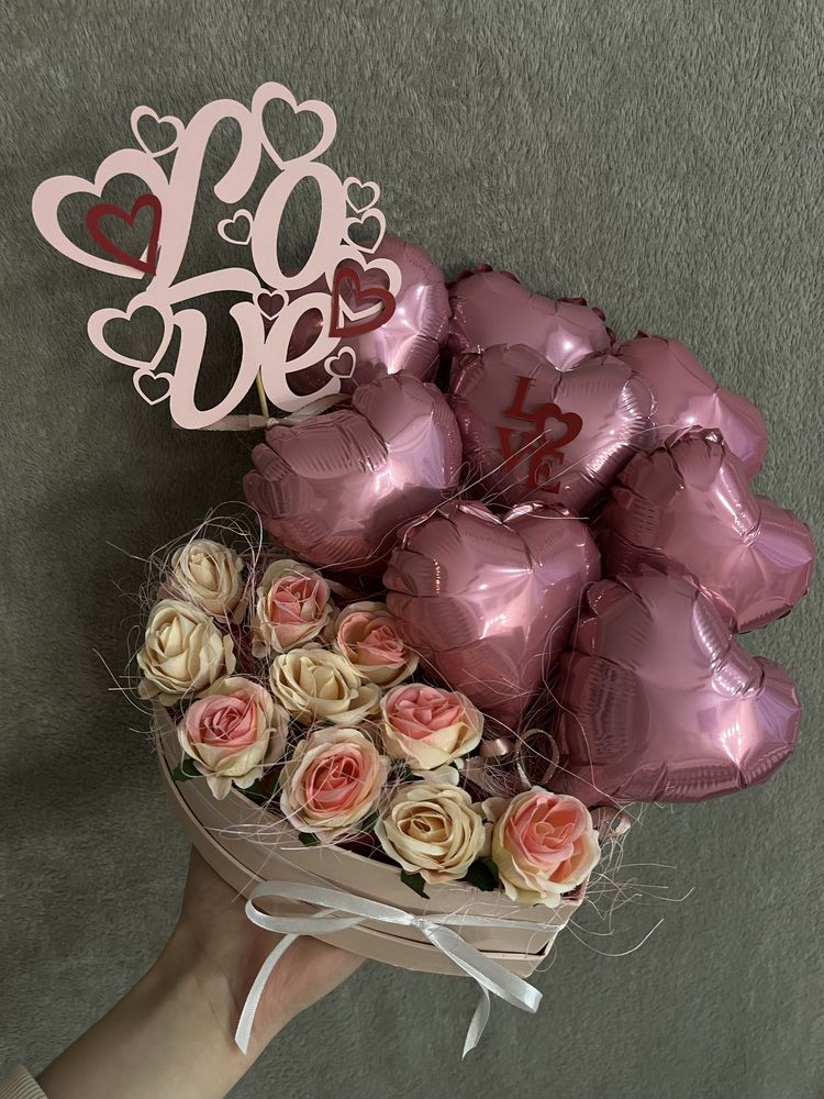 Box walentynkowy z sztucznymi różami i balonami serca