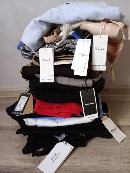 Ubrania nowe odzież outlet zwrot sprzedaż boxy ubrań