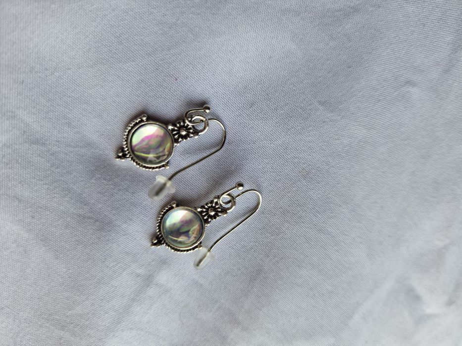 Srebrne kolczyki gotyckie minimalistyczne opal