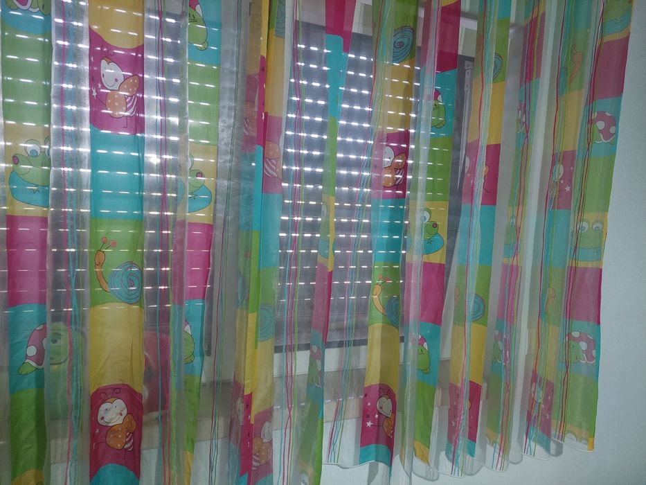 Cortinado de janela com motivos infantis