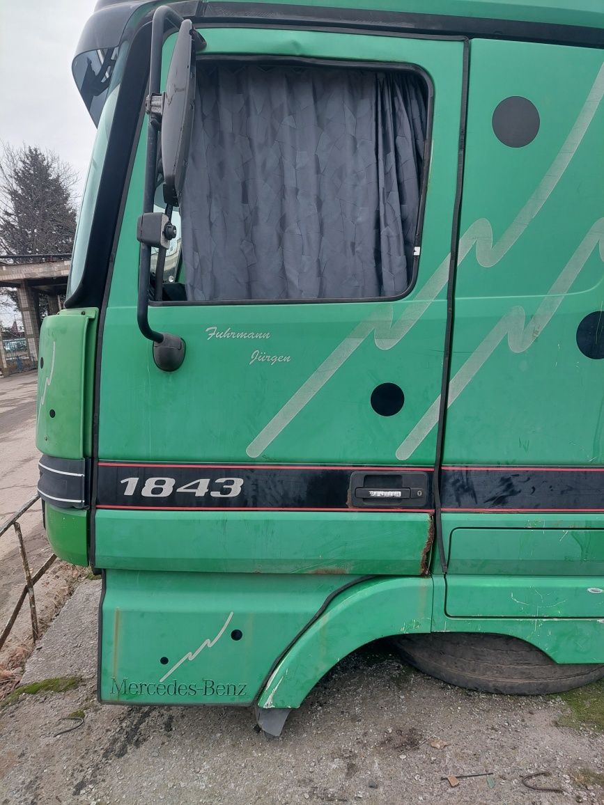 Продам на разборку  кабину и комплектующие мерседес актрос.