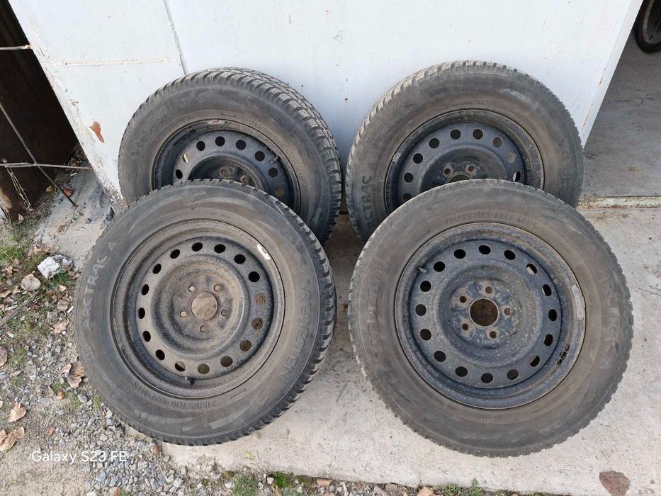 Шини зимні 215/65/16