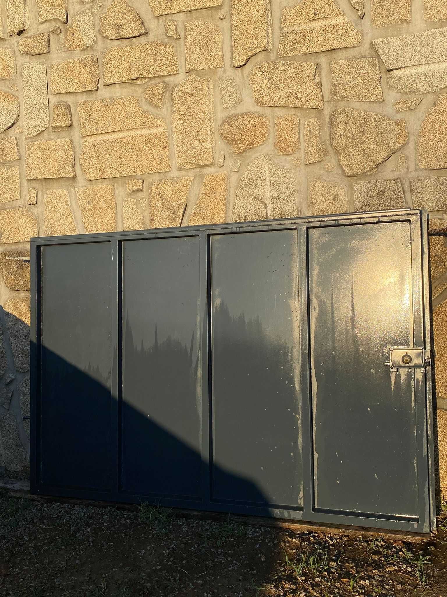 Portão de Ferro 4m (2x2m) – Como Novo, Estrutura Robusta
