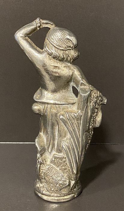 Escultura Antiga de Pescador