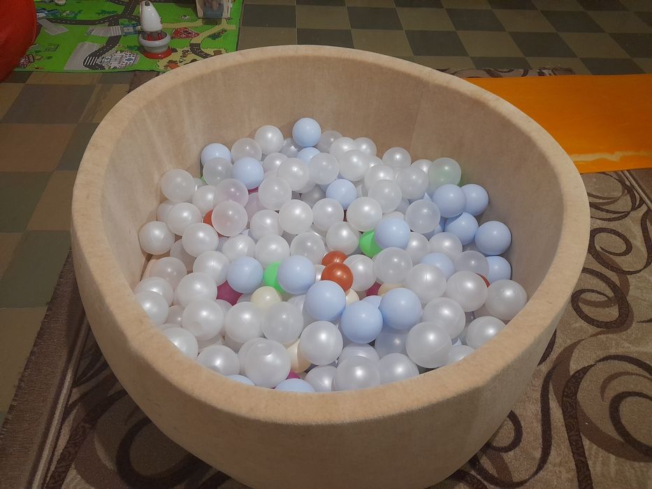 Сухий басейн з кульками