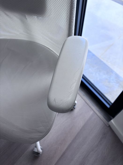 Cadeira escritorio branca em pele