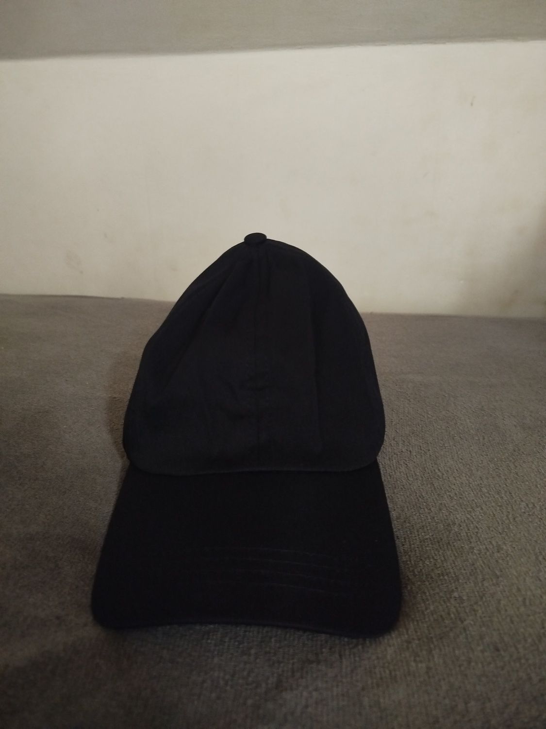 Czarna czapka z daszkiem unisex