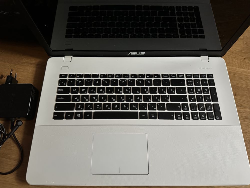 Продам ноутбук Asus X751S белого цвета, диагональ 17,3.