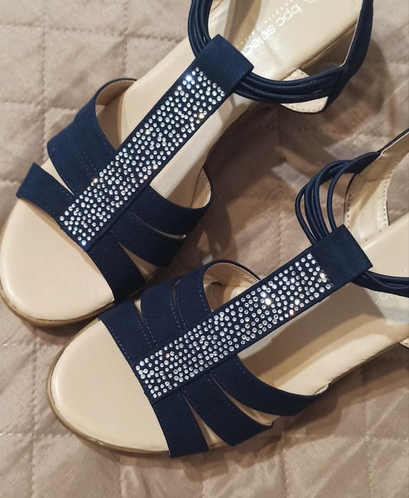 Sandały na koturnie zdobione kryształkami