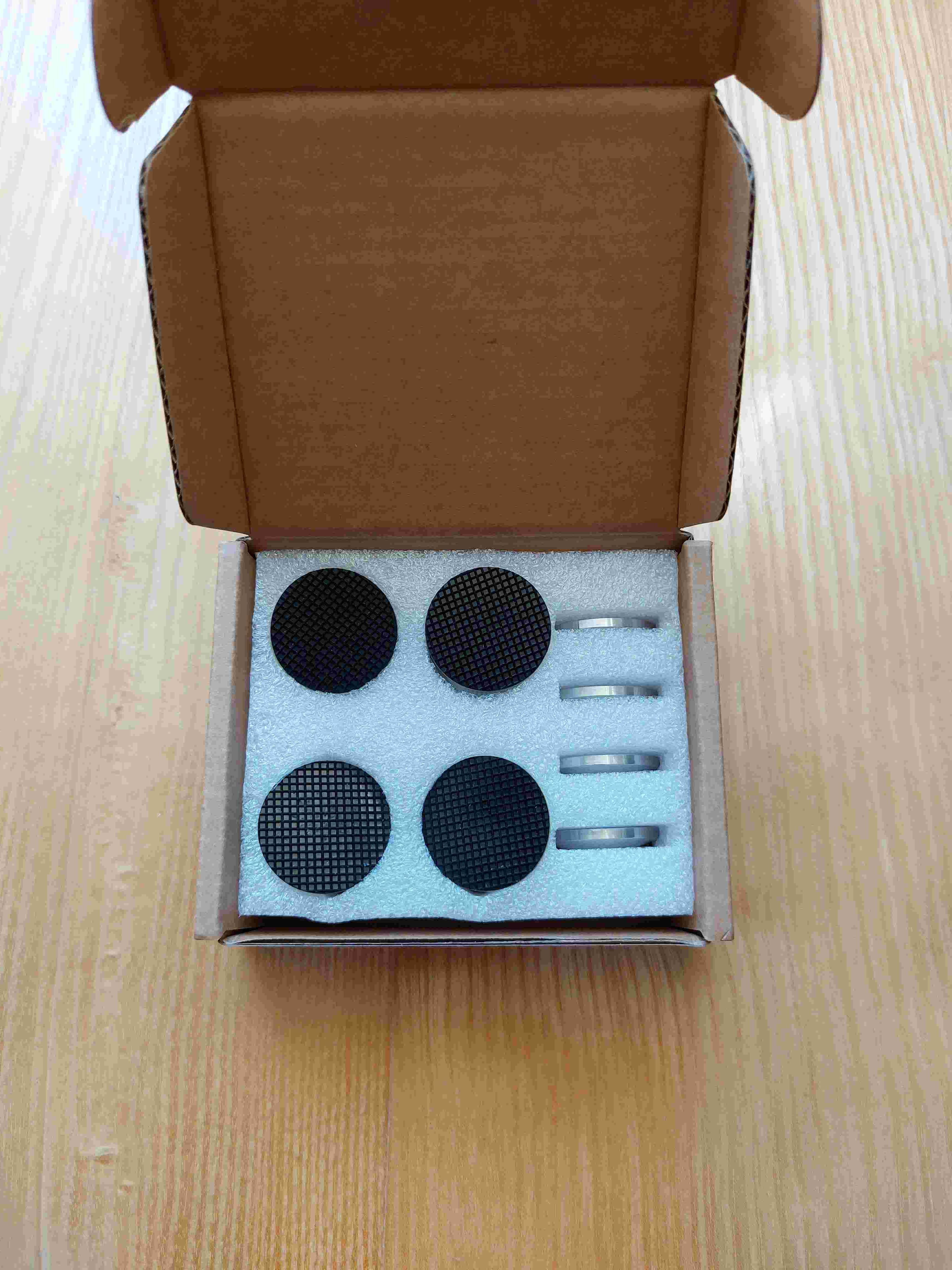Kolce z podstawkami pod audio lub subwoofer