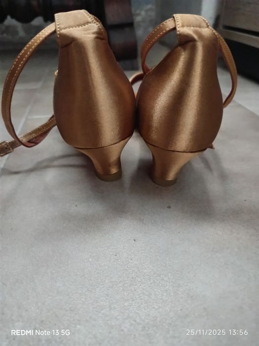 Sapatos de baile. Música latina. Salão