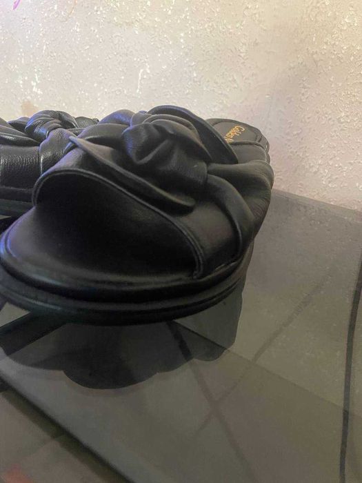 Шкіряні шльопанці 39розмір НОВІ