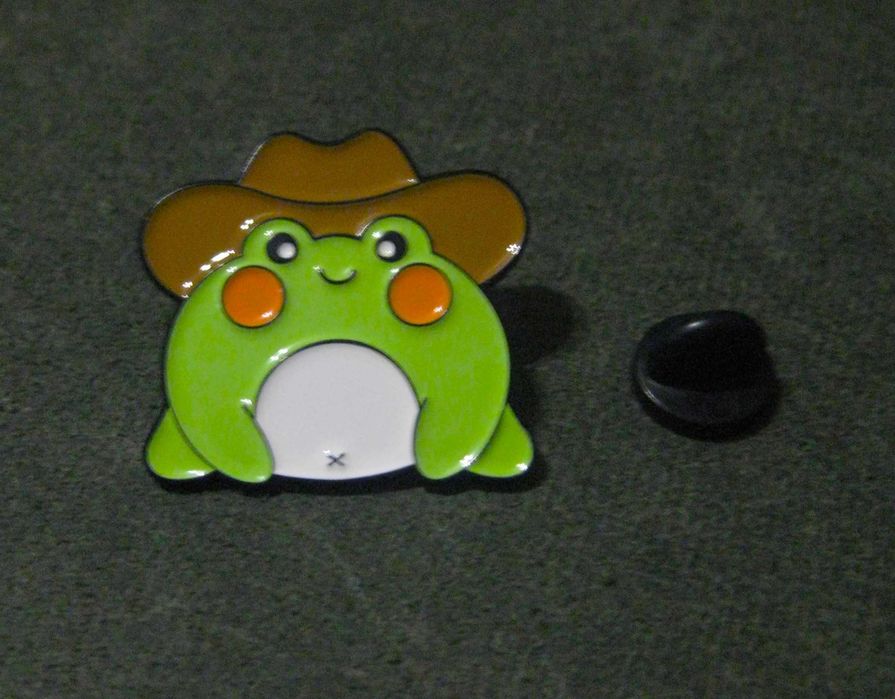 Pin Metalico de Gato a Brincar nas Flores NOVO