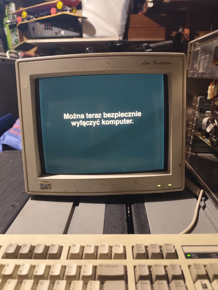 Stary komputer, monitor i klawiatura z lat 90