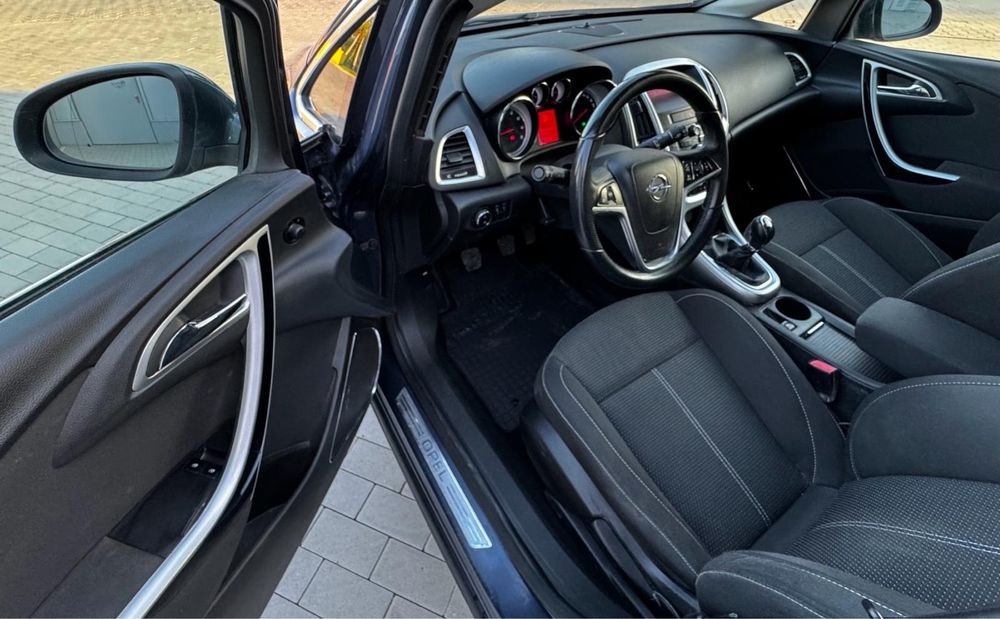 Opel Astra J 1.6 Turbo Benzyna Hatchback 2010r