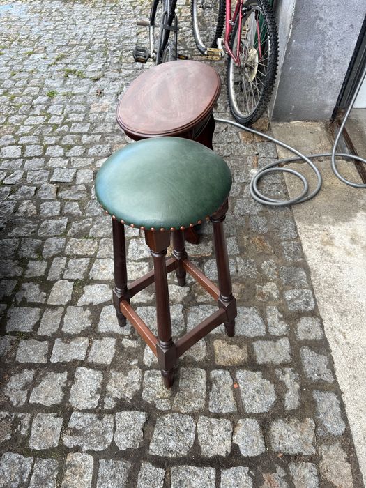 3 Bancos de Mandeira com um assento verde + 1 Mesa De Madeira