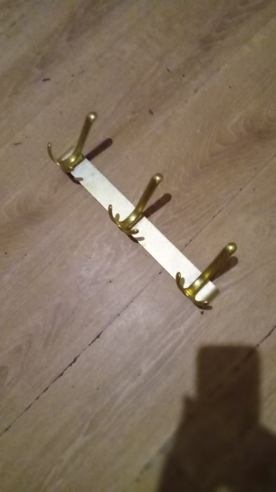 Продам вешалку для одежды цвет золото