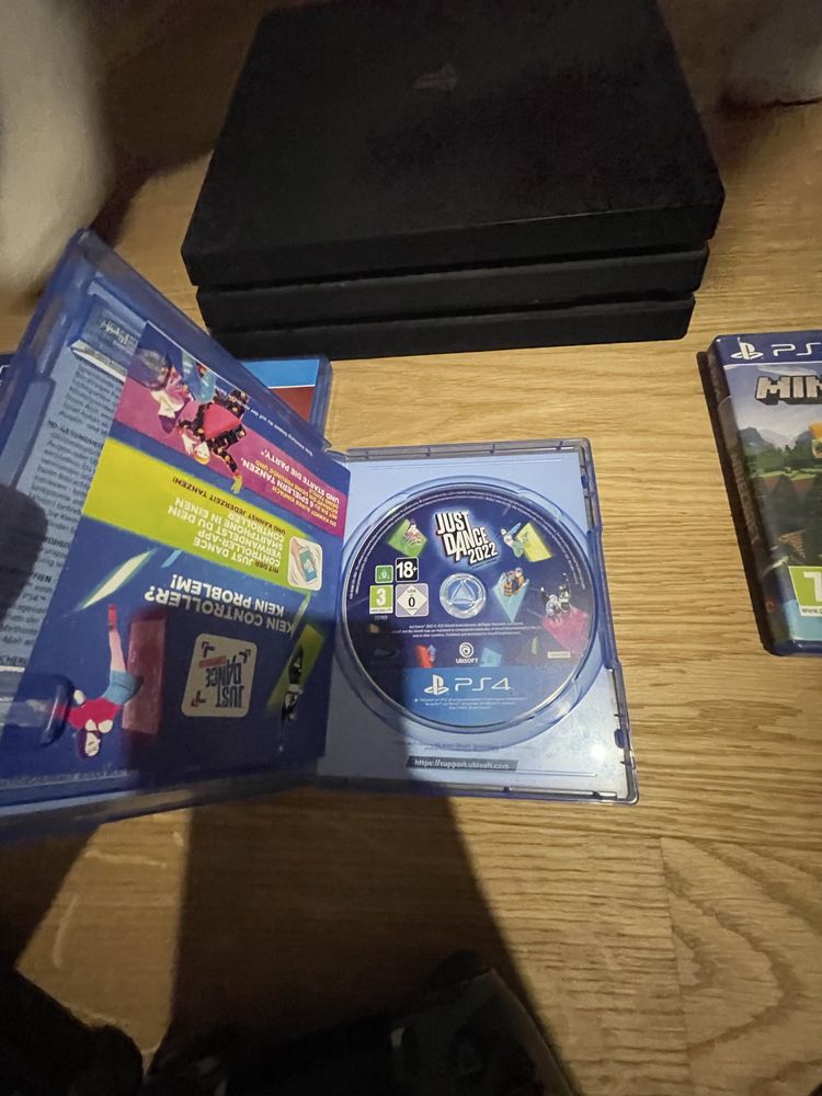 Playstation 4 Pro z 2 padami i 4 grami