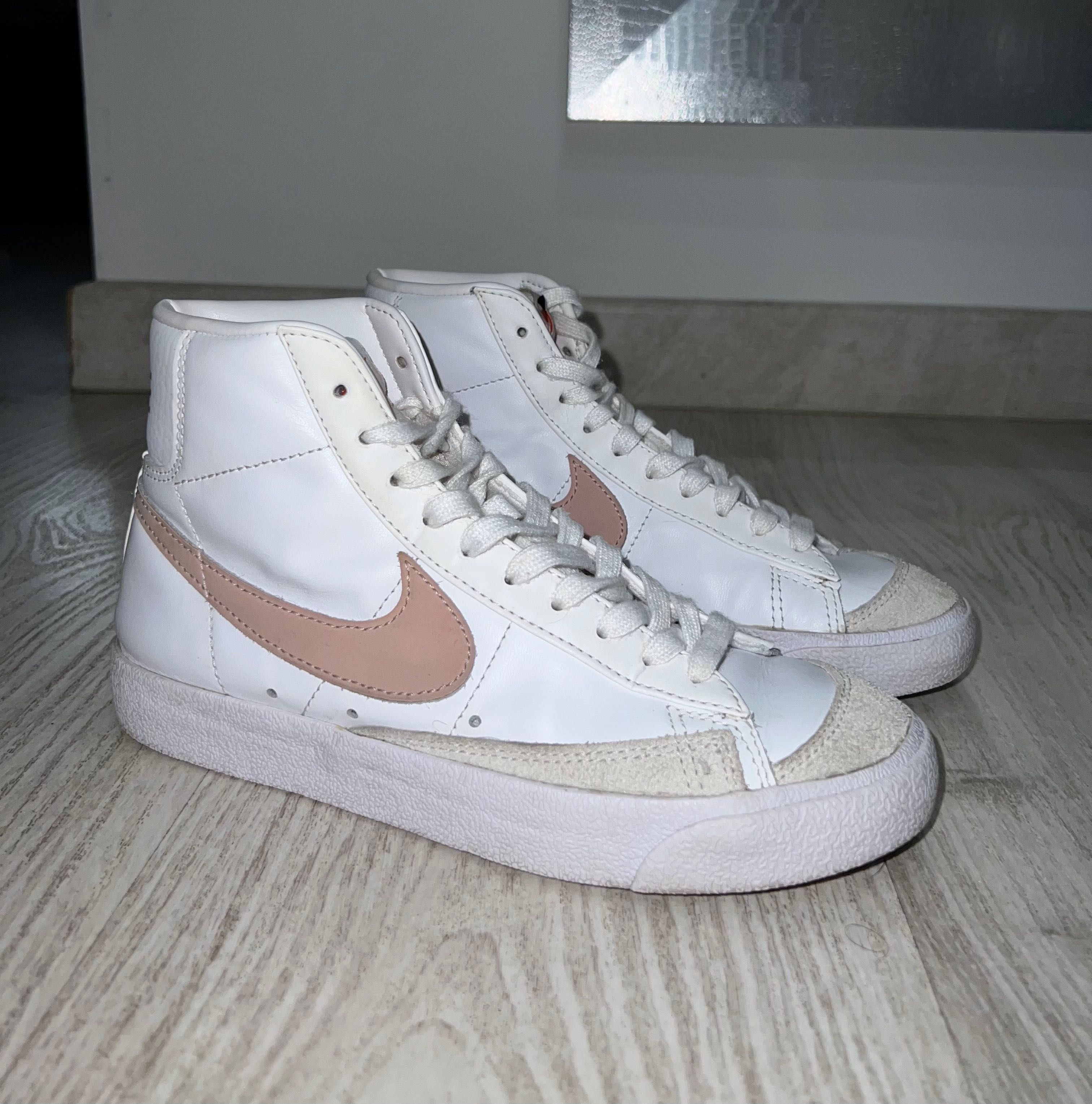 Sapatilhas Nike Blazer- branco & rosa