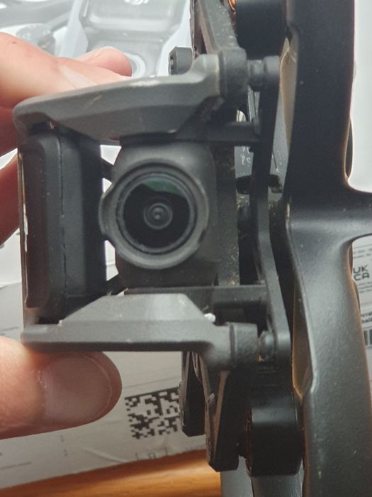 Dron Dji Avata + motion controller, lata, kameruje, ląduje