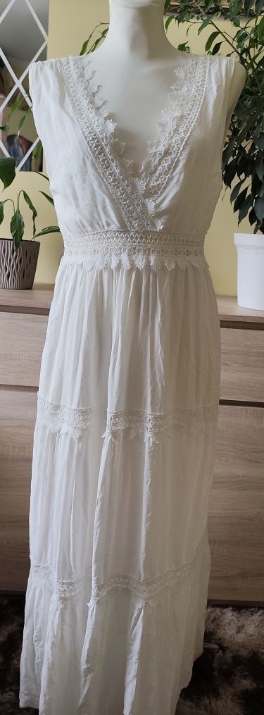 Biała długa sukienka boho
