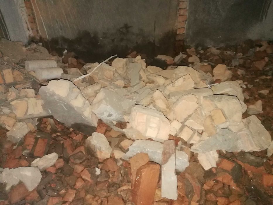 Бита цегла з міцною штукатуркою. Дрібна та не дрібна