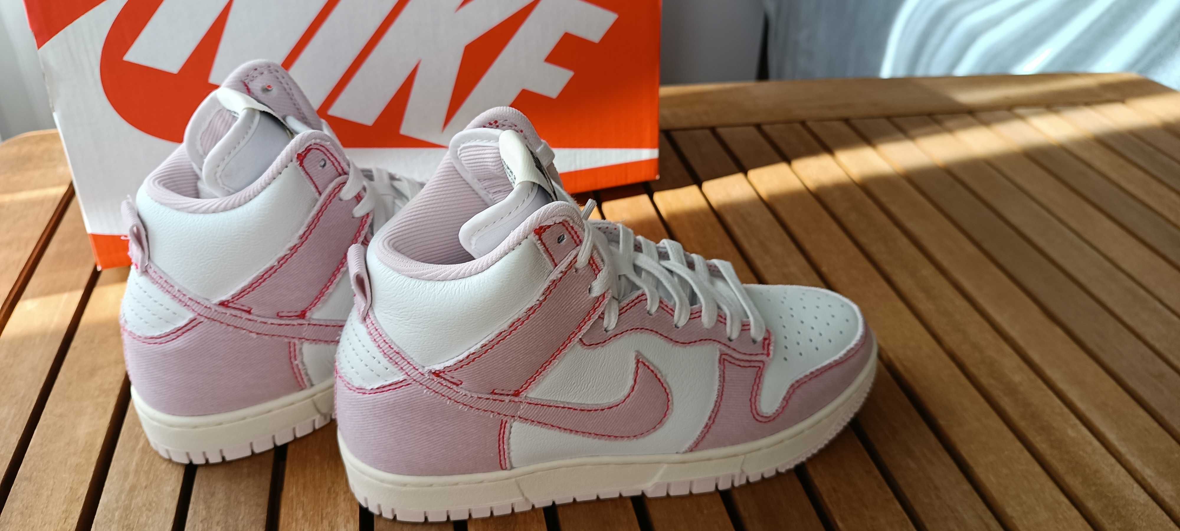 (r. 36 - 23,5 cm) Nike Dunk High 1985 Barely Rose Denim DQ8799,-100