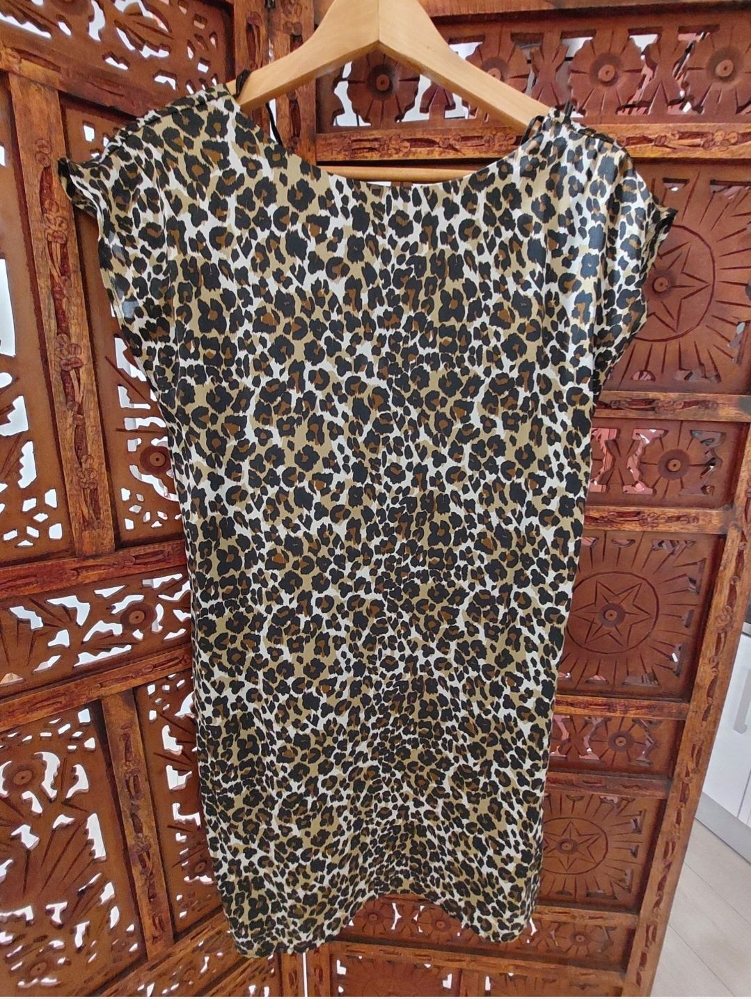 7Peças (3 Blusas e 4 vestidos tamanho M como novos)por 16€.