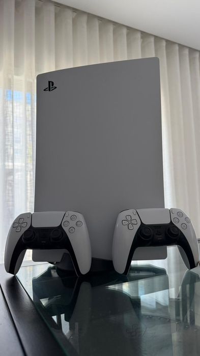 PS5 com dois comandos