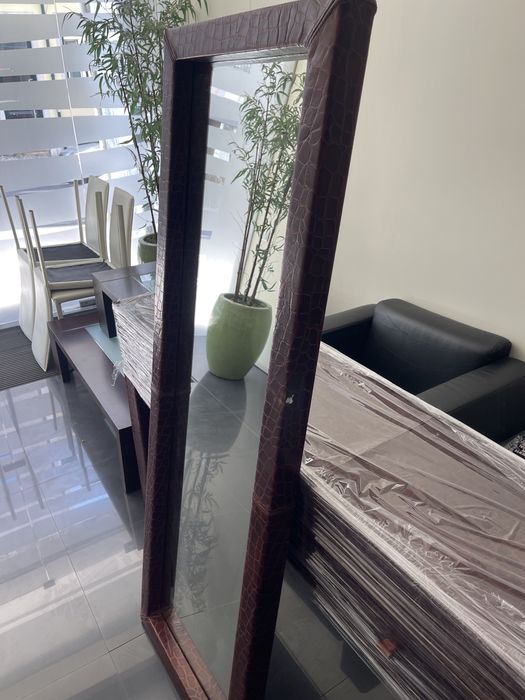 Conjunto aparador em pele e espelho