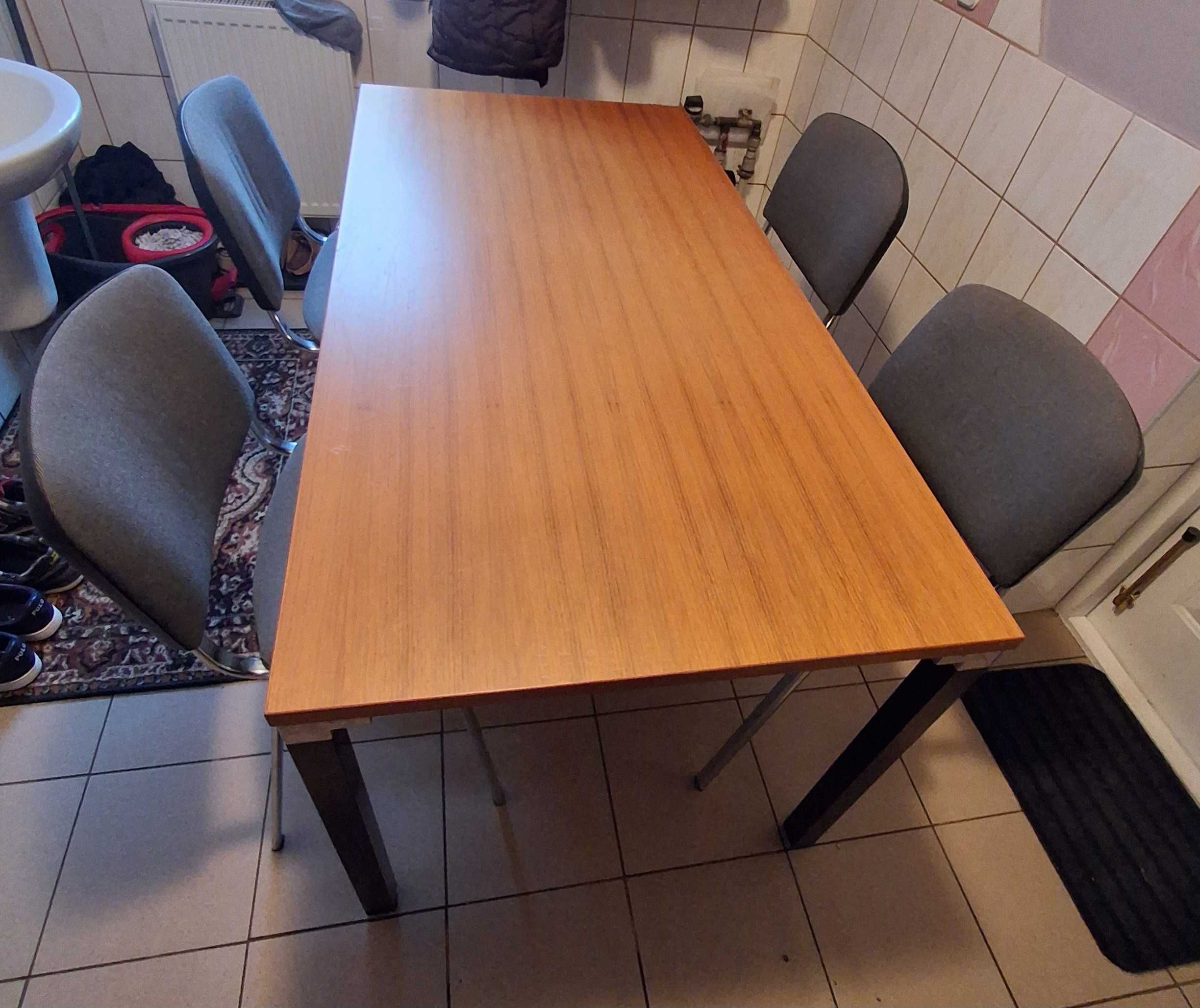 Sprzedam stół z 4 krzesłami
